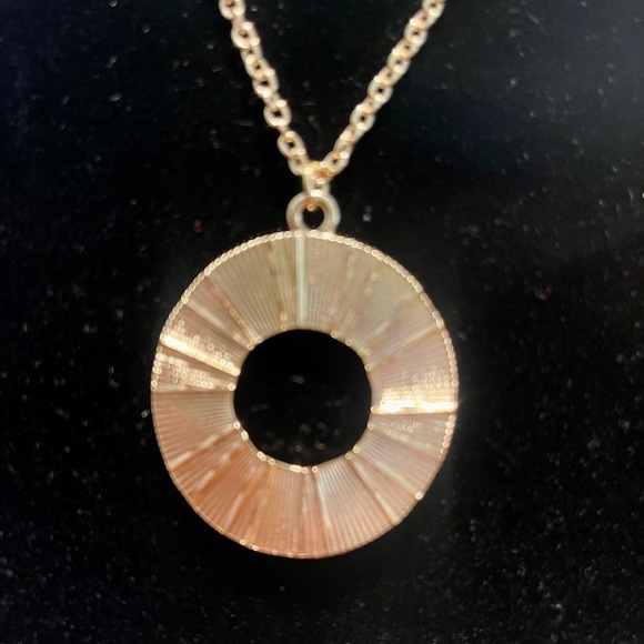 🎉HP🎉Beautiful gold fashion necklace. This necklace is stunning! So pretty!🎉HP🎉 - Picture 4 of 6